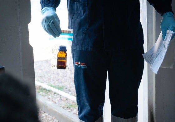 La práctica fraudulenta de adulterar el combustible, ya sea con agua, alquitrán, aceite u otras sustancias, puede dañar seriamente el vehículo