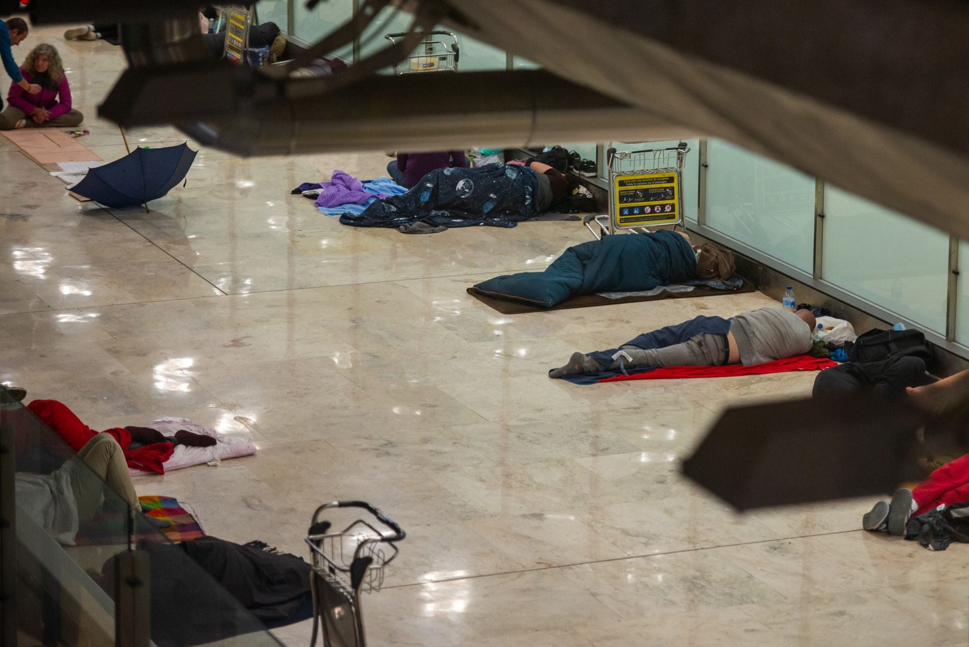 Alguna de las personas que duermen en el aeropuerto de Barajas.