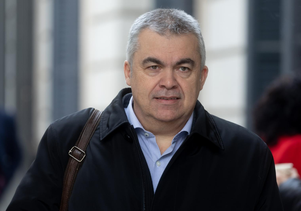 El PSOE denuncia por «acoso» a una periodista tras un incidente en el domicilio de Santos Cerdán