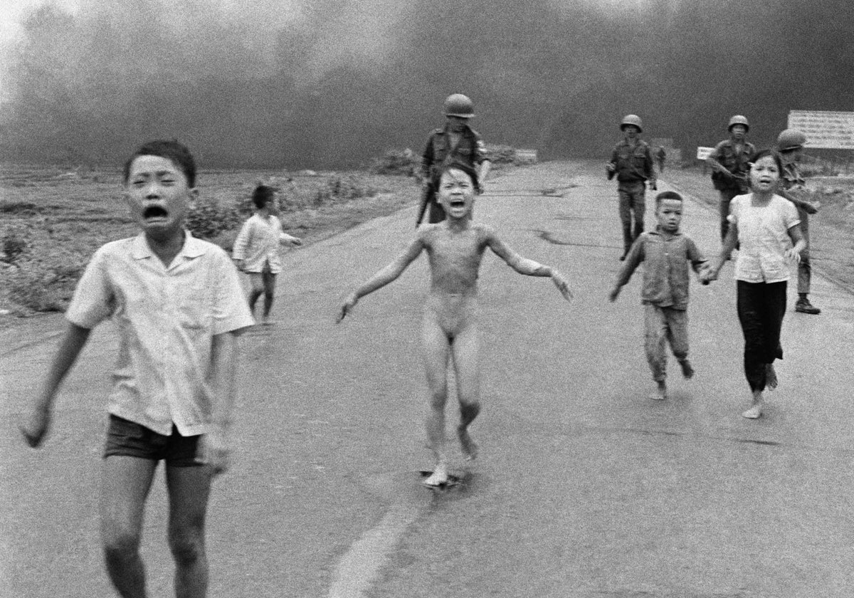 La foto tomada el 8 de junio de 1972, muestra a Phan Thi Kim Phuc, de 9 años, huyendo despavorida y desnuda del napalm.