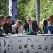 El polaco Donald Tusk, el ucraniano Volodímir Zelenski, el francés Emmanuel Macron, el 'premier' Keir Starmer y el canciller Friedrich Merz conversan por teléfono con Donald Trump.