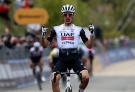 Juan Ayuso se reivindica en la primera llegada de montaña del Giro