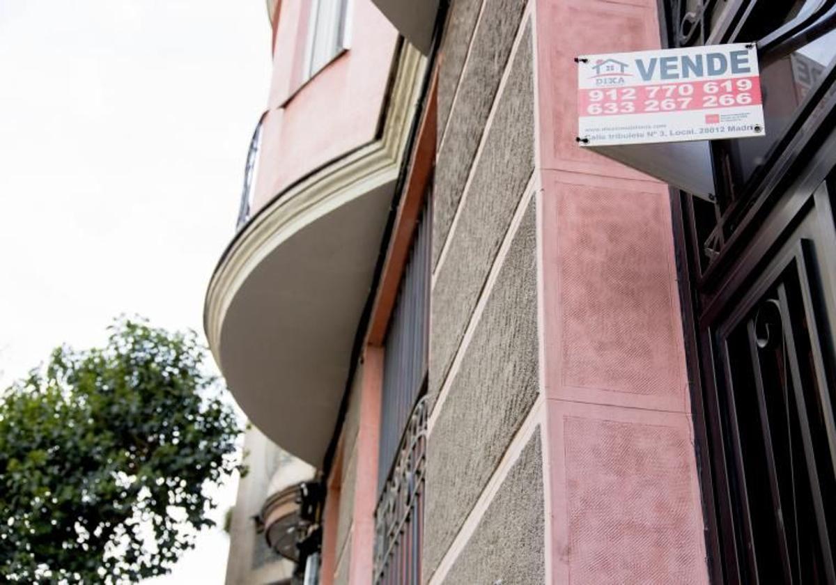 La compraventa de viviendas se dispara a niveles de la burbuja pese al repunte de los precios