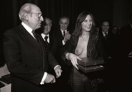 'El profesor Tierno Galván y la actriz Susana Estrada en la entrega de los Premios Populares de Pueblo' (1978).