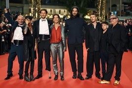 El equipo de 'Sirat' posa en la alfombra roja previa a la presentación de la película en el Festival de Cannes.