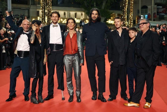 El equipo de 'Sirat' posa en la alfombra roja previa a la presentación de la película en el Festival de Cannes.