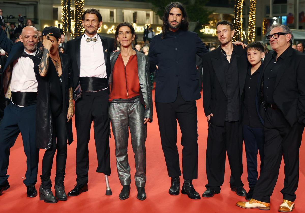 El equipo de 'Sirat' posa en la alfombra roja previa a la presentación de la película en el Festival de Cannes.