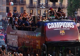 El Barça festeja la Liga por las calles de la Ciudad Condal