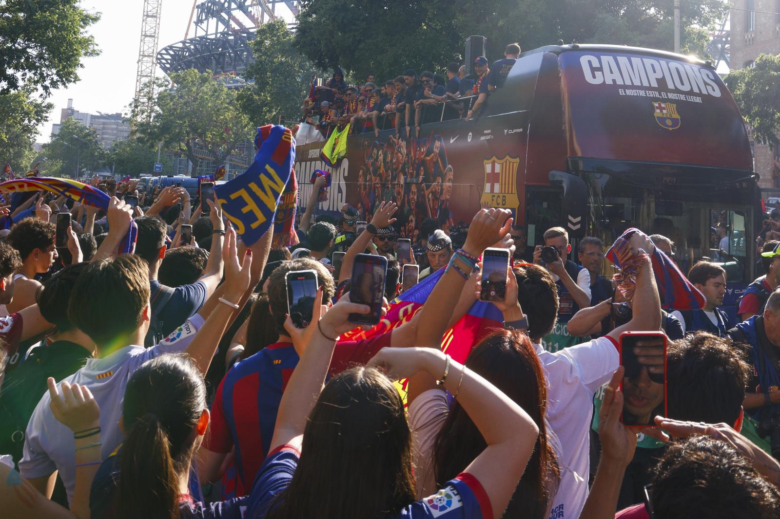 El Barça festeja la Liga por las calles de la Ciudad Condal