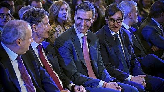 La empresa catalana fía al impacto político de la opa el veto del Gobierno a la fusión