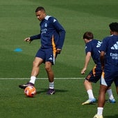 Kylian Mbappé golpea el balón durante el último entrenamiento del Real Madrid antes del partido frente al Sevilla.
