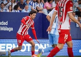 El Málaga remonta al Sporting y se acerca a la media tabla