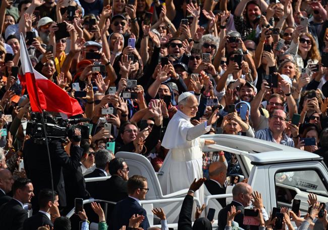 El Papa, en su recorrido en el papamóvil.