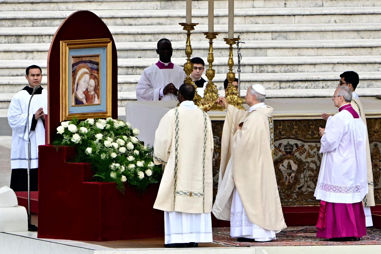 El papa León XIV bendice una imagen de la Virgen.