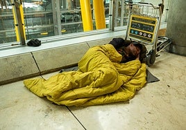 Personas sin hogar en la puerta de España