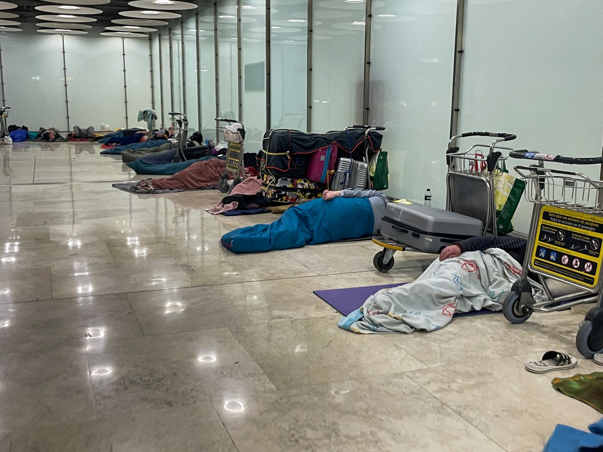 En la madrugada, el aeropuerto de Barajas acoge a unas 400 personas sin techo.