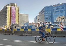 El edificio de la Comisión Europea, rodeado de vallas en la rotonda de Schuman, en Bruselas.