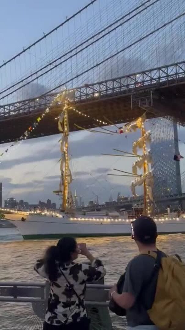 Dos muertos y 20 heridos en el choque de un buque escuela mexicano contra el puente de Brooklyn