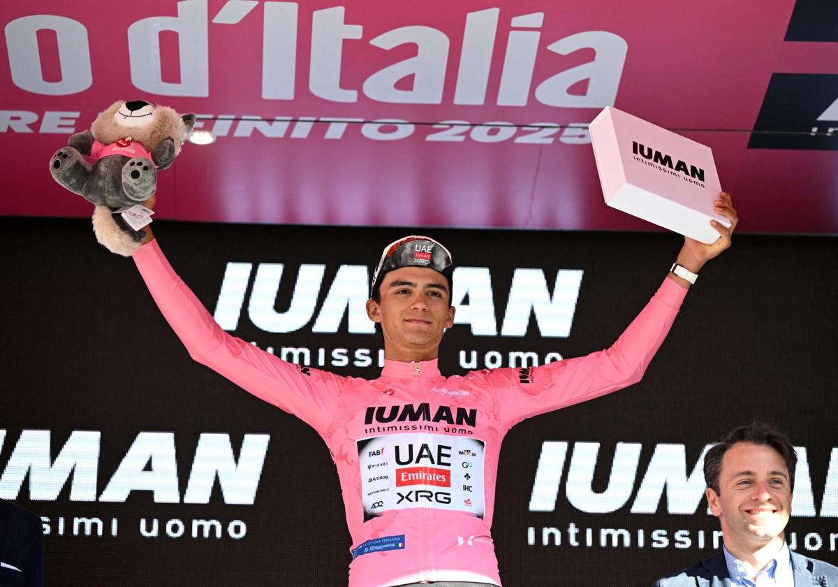 Isaac del Toro, on the Giro podium dressed in the pink jersey.
