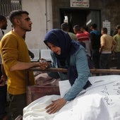 Familias palestinas lloran junto a los cadáveres de sus seres queridos fallecidos en ataques israelíes en Gaza.
