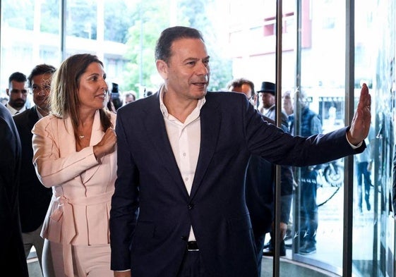 El primer ministro portugués, Luis Montenegro, al depositar su voto este domingo.