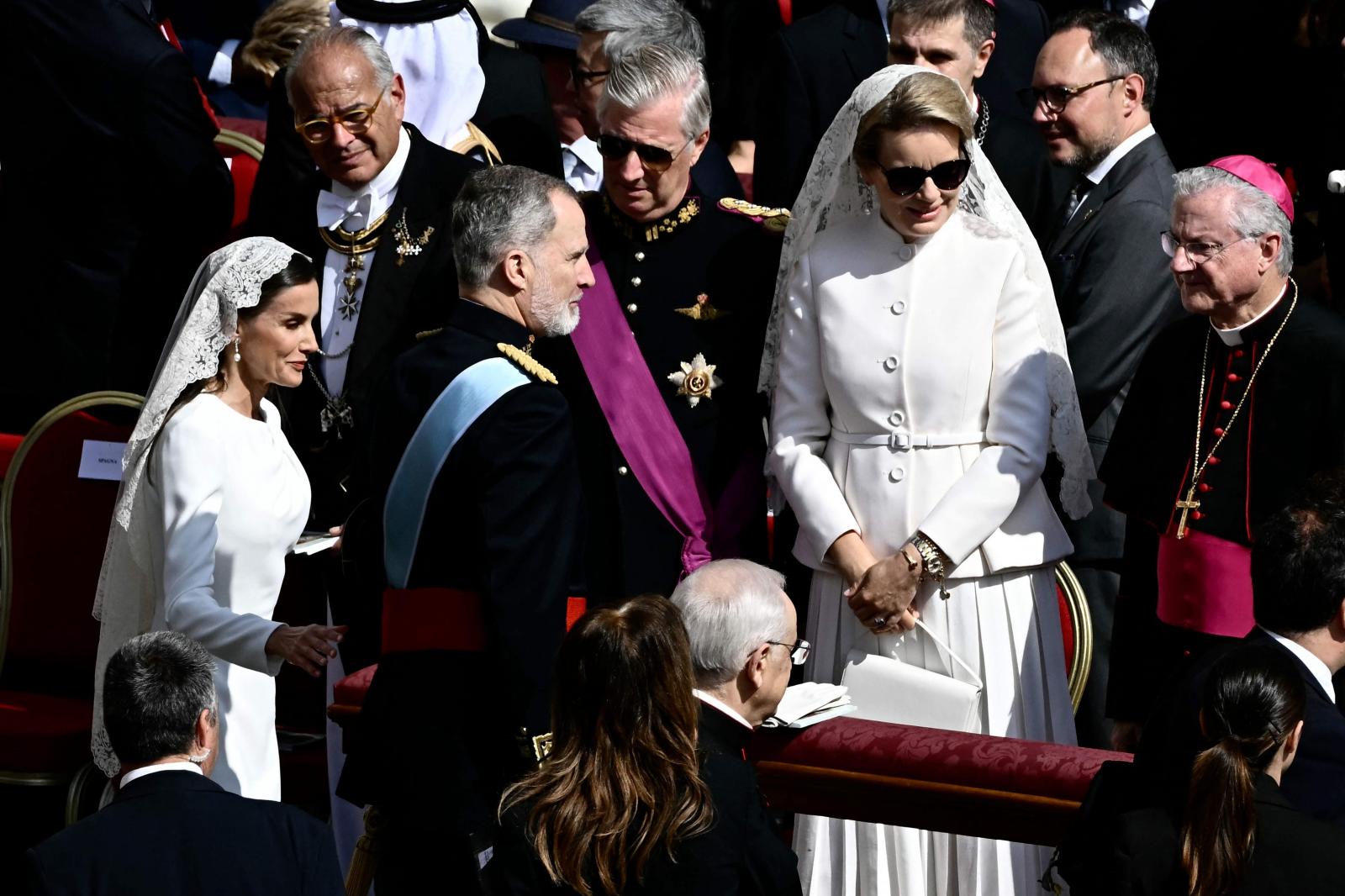 Don Felipe y doña Letizia se han sentado junto a los reyes de Bélgica.