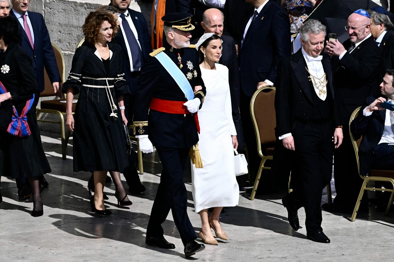 Los Reyes llegan a San Pedro junto a María Jesús Montero, vicepresidenta del Gobierno.