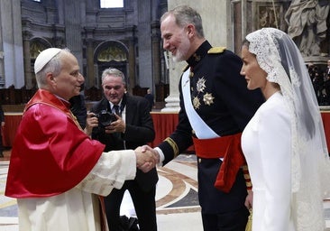 Felipe VI y Letizia conversan con León XIV.