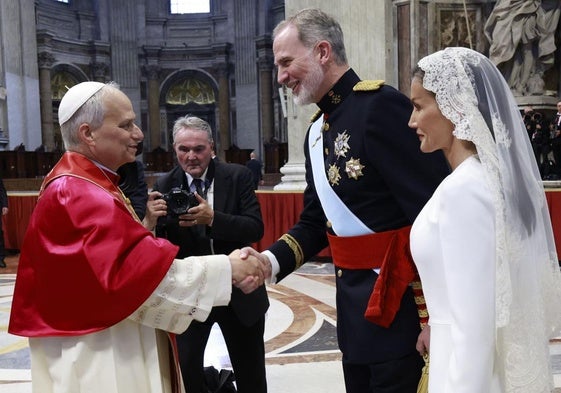 Felipe VI y Letizia conversan con León XIV.