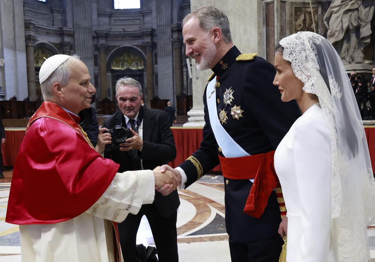 Felipe VI y Letizia conversan con León XIV.