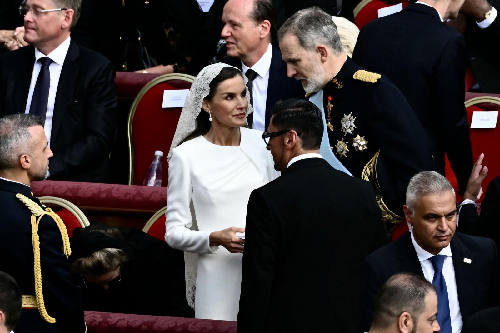 Los Reyes charlan antes del comienzo de la misa de inicio del pontificado del Papa León XIV.