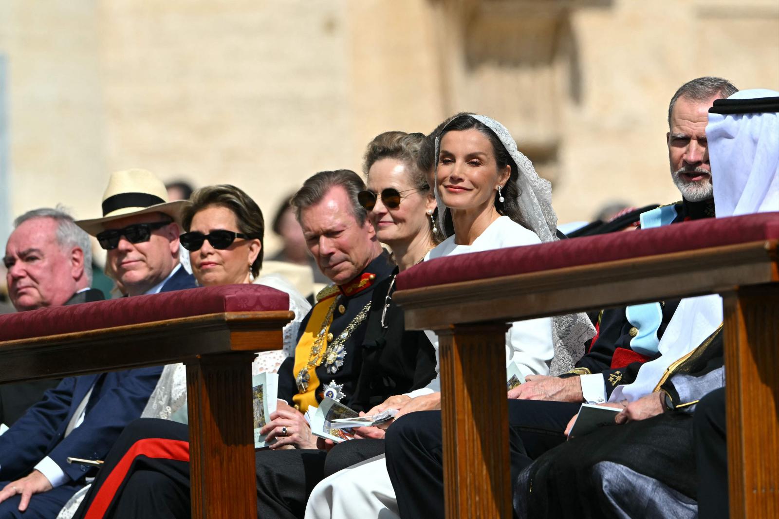 La reina Letizia, sonriente, en la misa de inicio del pontificado de León XIV.
