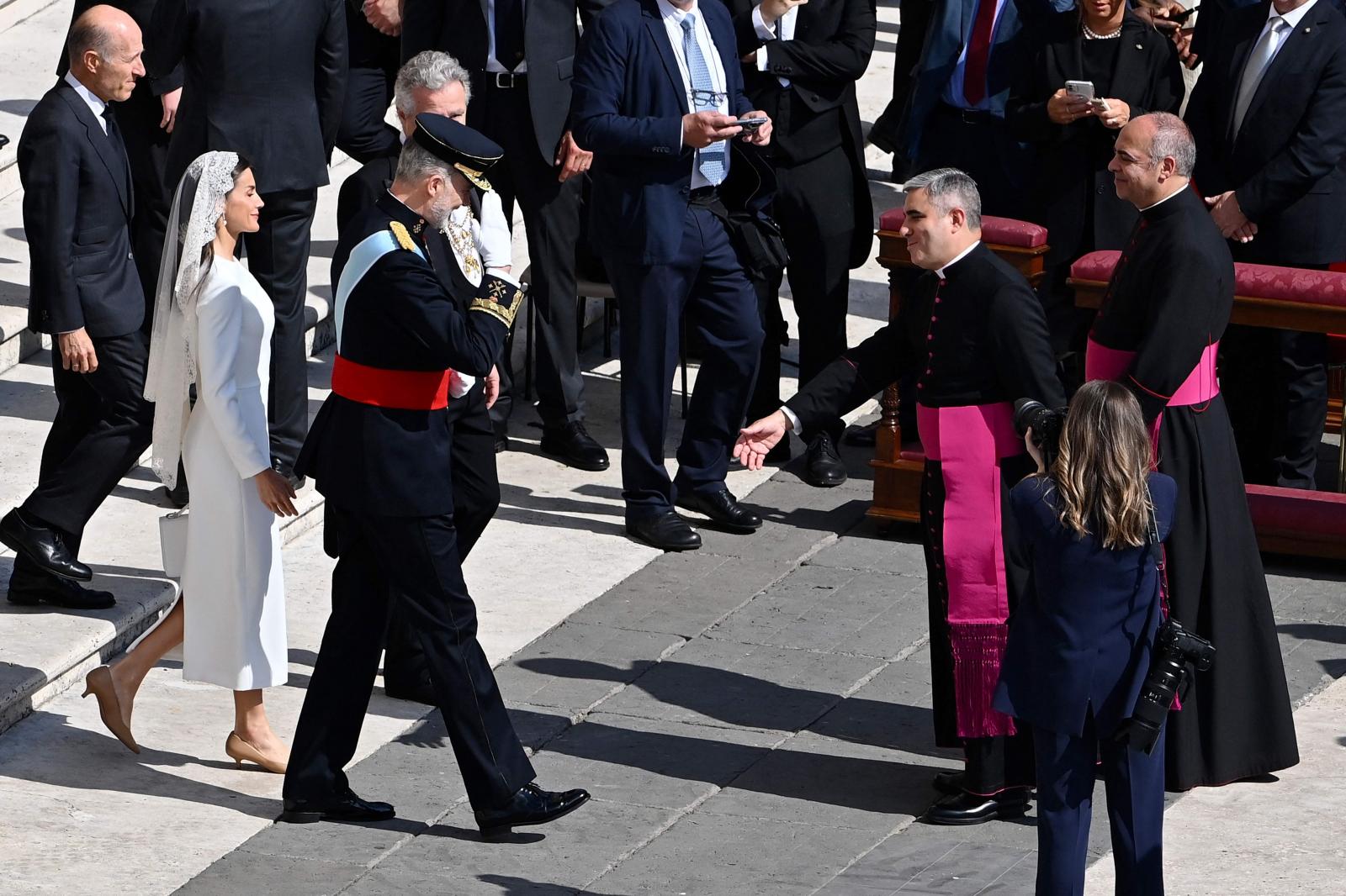 Los Reyes de España, a su llegada a la plaza de San Pedro.