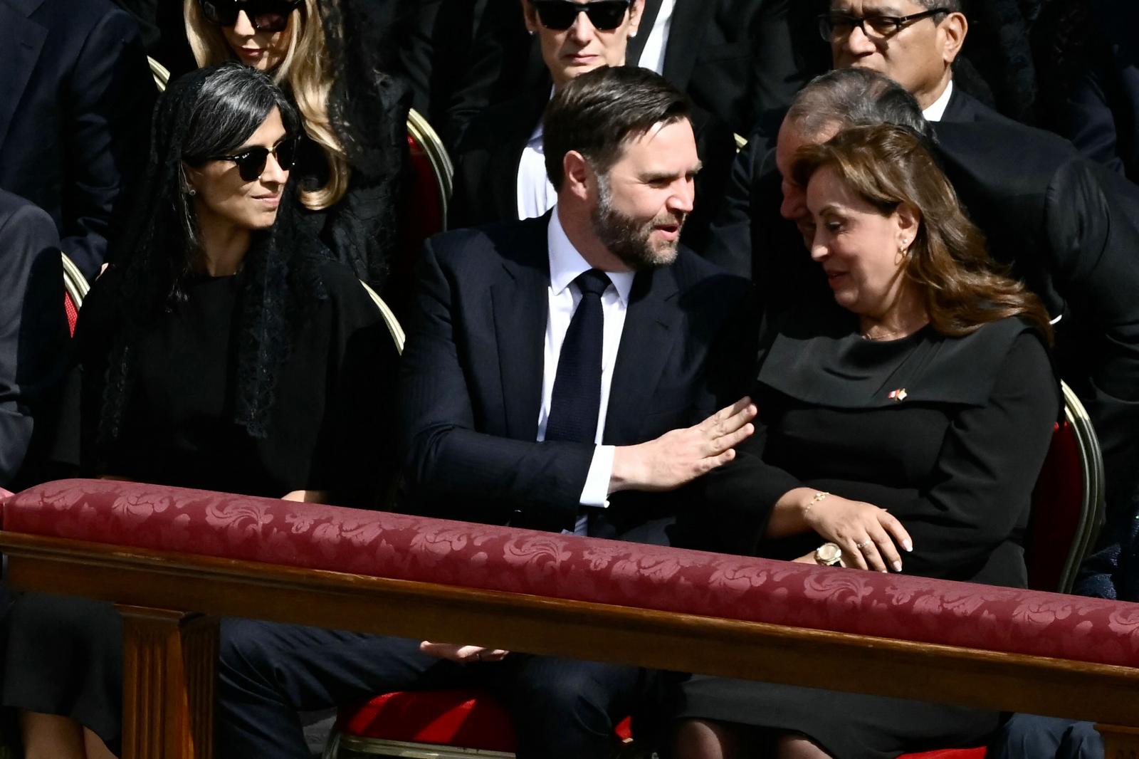 El vicepresidente de los Estados Unidos, JC Vance, junto a su mujer Usha saluda a la presidenta de Perú Dina Boluarte.