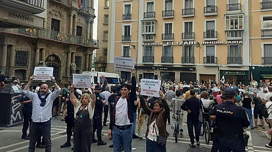 Víctimas de ETA irrumpen en un acto a favor de excarcelar a los presos de ETA