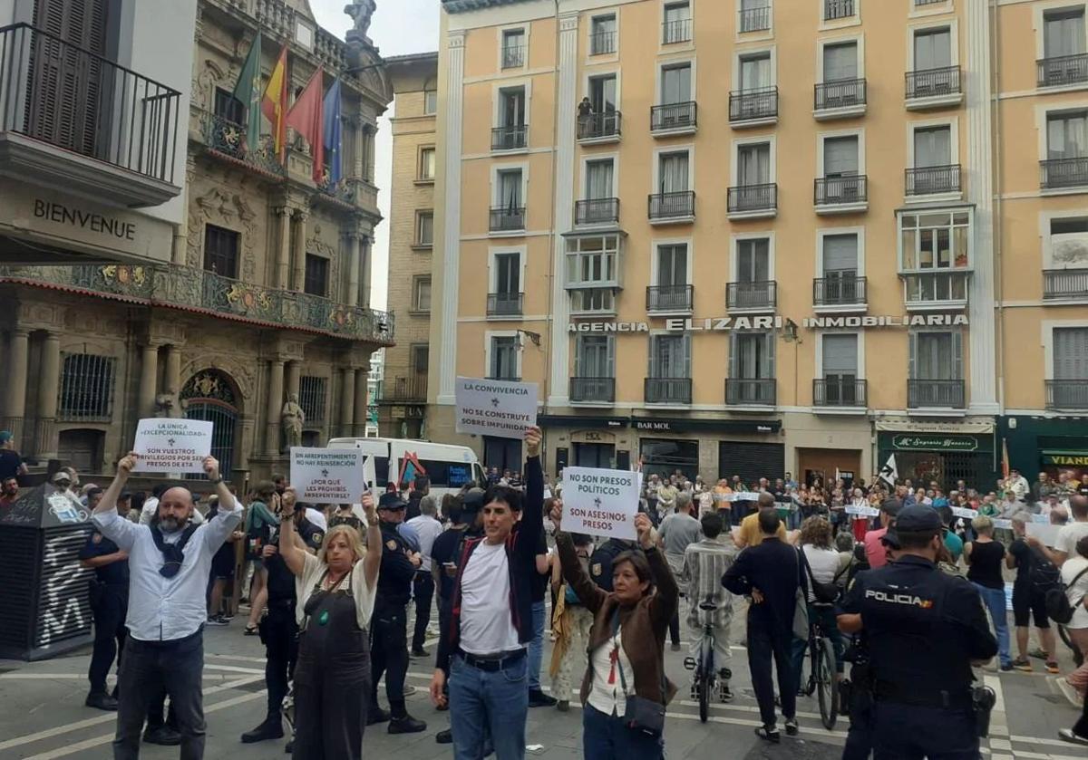 Víctimas de ETA irrumpen en un acto a favor de excarcelar a los presos de ETA