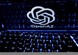 Logo de OpenAI, creadora de Chat-GPT, sobre un ordenador.