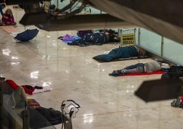 Varios sintecho duermen en una planta de la T4 de Barajas.