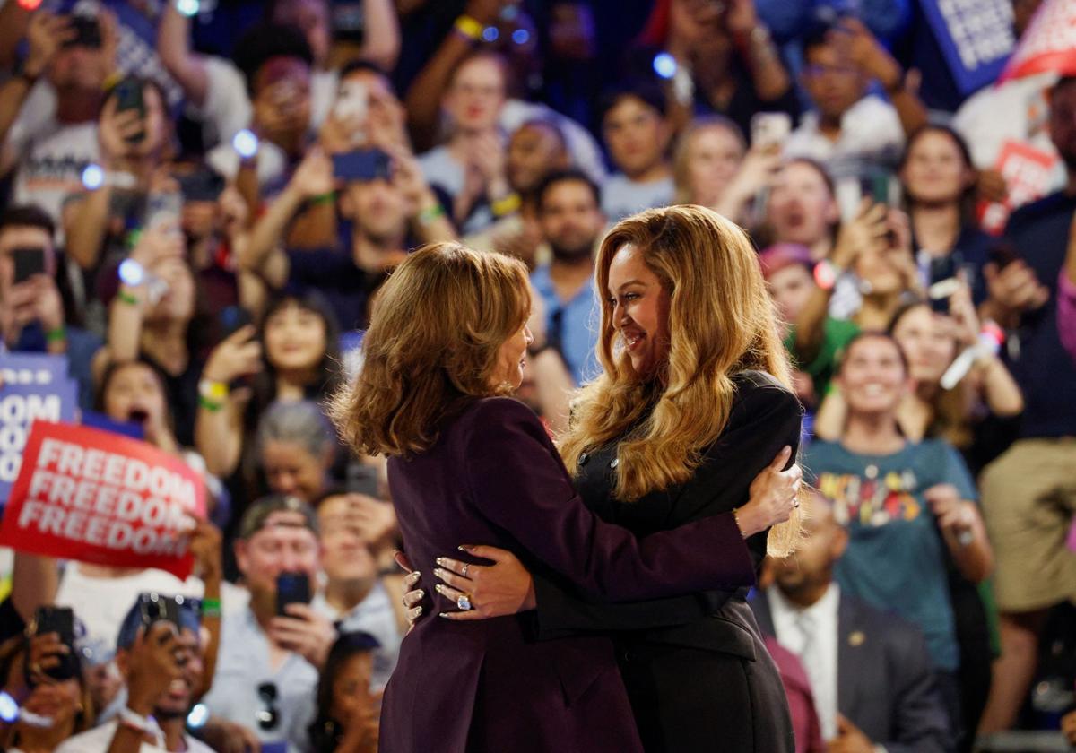 Beyoncé junto a Kamala Harris en un acto de campaña de la demócrata.