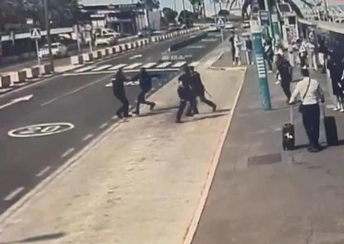 Imagem Secundária 1 - O vídeo do tiroteio no aeroporto de Gran Canaria, onde o jovem migrante morreu: ele teve um ingresso para retornar à Gâmbia no 22º