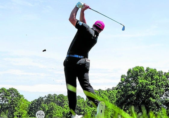 Rahm ejecuta un golpe durante su ronda final en el PGA Championship.