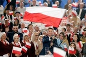 El candidato europeísta Rafal Trzaskowski celebra en Varsovia su pase a la segunda vuelta electoral.