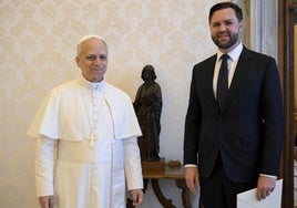 Léon XIV y J.D. Vance, este lunes en el Vaticano.