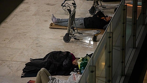 Manos Limpias se querella contra Marlaska y AENA por su «dejación de funciones» respecto a los indigentes en Barajas