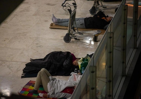 Algunas de las personas que pernoctan en el aeropuerto de Barajas