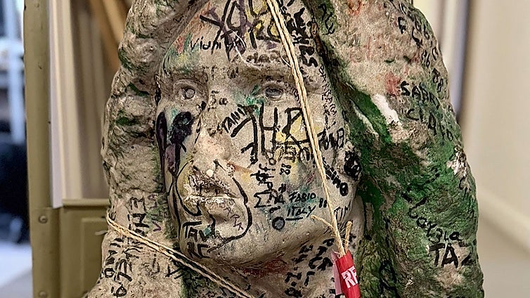 Descubren por accidente el busto robado de la tumba de Jim Morrison hace casi 40 años