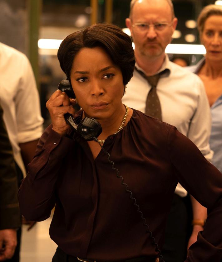 Imagen secundaria 2 - Arriba, el director Christopher McQuarrie, junto a Ving Rhames y Tom Cruise; debajo Rolf Saxon, que vuelve a interpretar a William Donloe, personaje de la primera entrega, y Angela Bassett, que da vida a la presidente estadounidense.