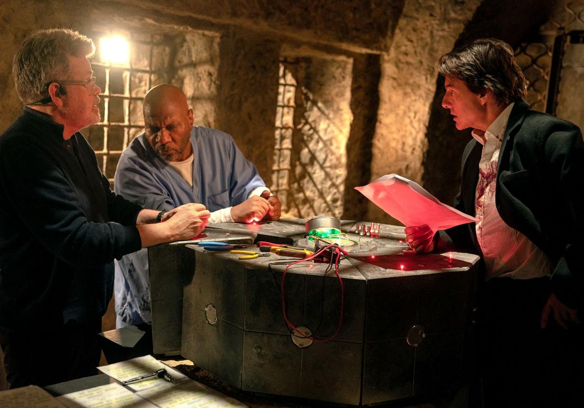 Imagen principal - Arriba, el director Christopher McQuarrie, junto a Ving Rhames y Tom Cruise; debajo Rolf Saxon, que vuelve a interpretar a William Donloe, personaje de la primera entrega, y Angela Bassett, que da vida a la presidente estadounidense.