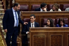 José Luis Ábalos y Pedro Sánchez en el Congreso de los Diputados en 2018.