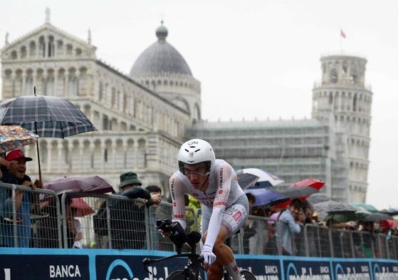 Juan Ayuso, durante el tramo final de la contrarreloj en Pisa.